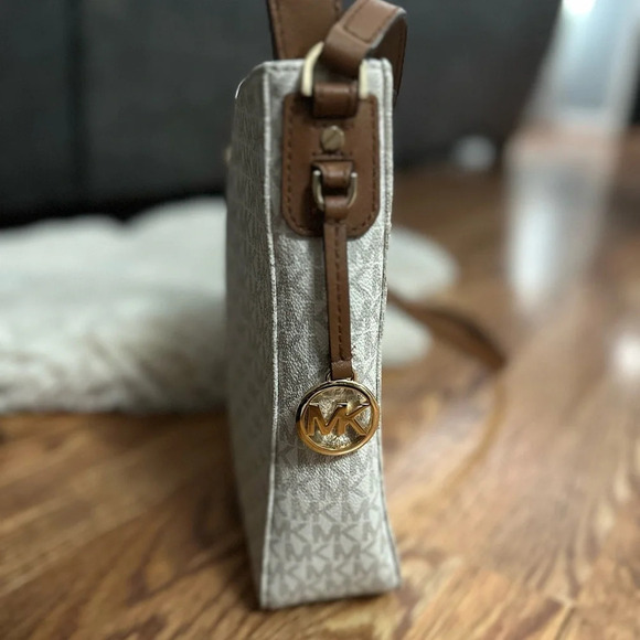 EUC Michael Kors Jet Set Travel Large Messenger Crossbody Bag in Vanilla - Picture 14 of 14